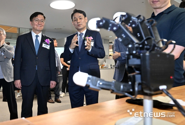 [포토 ] 원격조작 로봇핸드 살펴보는 유홍림 총장