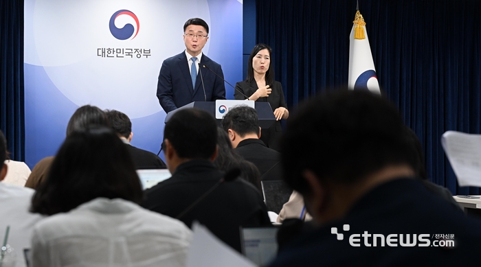 류제명 과학기술정보통신부 제2차관이 18일 서울 종로구 정부서울청사에서 독자 AI 파운데이션 모델 프로젝트 2차 단계평가 결과를 발표하고 있다. 벤치마크 평가, 전문가 평가, 사용자 평가를 병행하는 2차 단계평가를 종합한 결과 업스테이지, SK텔레콤, LG AI연구원 정예팀이 다음단계로 진출했다. 이동근기자 foto@etnews.com