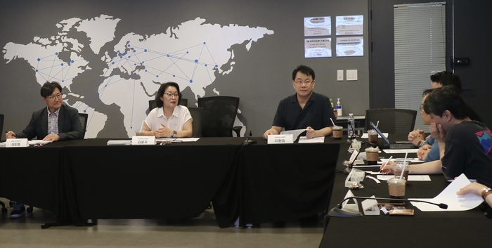 한국콘텐츠진흥원은 지난 14일 광화문 CKL기업지원센터에서 대중음악 기획사 및 유관 협회 관계자들과 간담회를 열고 산업 지원 현안을 논의했다.[콘진원 제공]