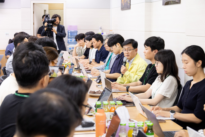 김성환 기후에너지환경부 장관이 18일 정부세종청사에서 열린 출입기자단 차담회에서 질문에 답변하고 있다. 사진 출처 : 기후에너지환경부