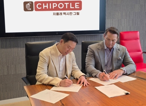 스캇 보트라이트 치폴레 멕시칸 그릴 CEO(오른쪽)와 허희수 SPC그룹 부사장이 한국 및 싱가포르의 치폴레 사업 운영을 위한 합작법인 설립 계약서에 서명하고 있다. 사진=SPC