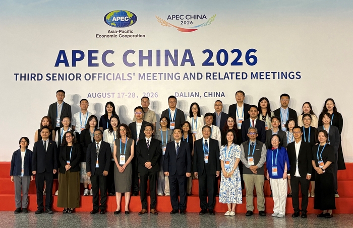 18일 중국 다롄 국제컨벤션센터에서 열린 '2026년도 APEC 기후심포지엄' 참가자들이 기념촬영했다. 사진 출처 : 기상청
