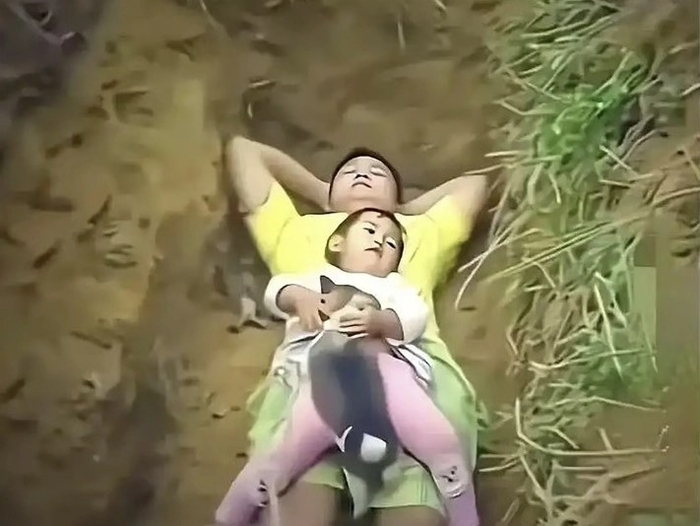희귀병에 걸린 딸과 함께 무덤에 누운 아버지. 사진=바이두 캡처