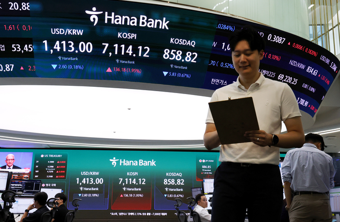 코스피, 반도체 강세에 7100선 회복 출발