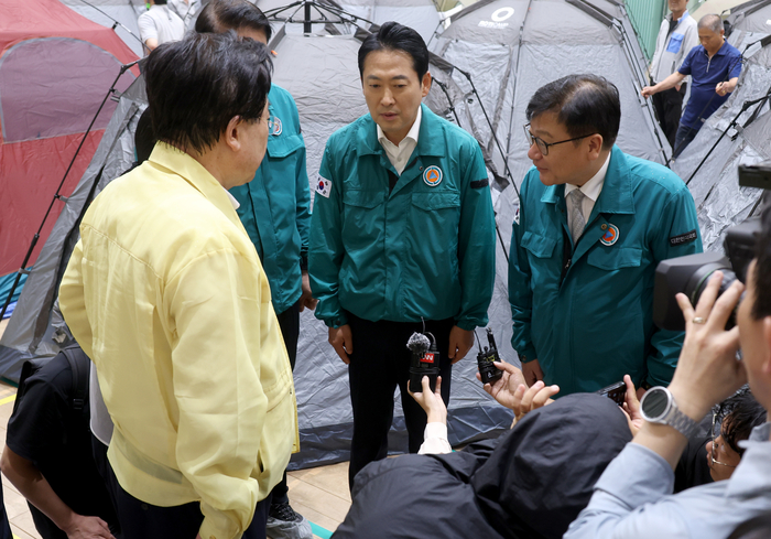 국민의힘 장동혁 대표(가운데)와 정점식 원내대표가 18일 오전 경남 거제시 옥포초등학교에 마련된 호우 피해 주민 임시 대피시설을 찾아 피해 대한적십자사 관계자의 설명을 듣고 있다. 사진=연합뉴스