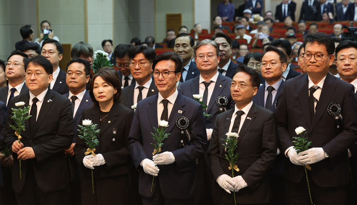 더불어민주당 김민석 대표 등 여당 의원들이 18일 서울 동작구 국립서울현충원 현충관에서 열린 김대중 대통령 서거 17주기 추모식에서 헌화하기 위해 이동하고 있다. 공동취재