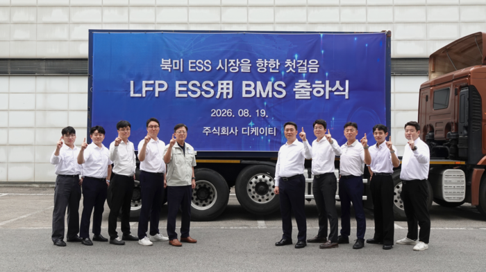 디케이티가 19일 화성 M1 공장에서 개최한 LFP ESS용 BMS 첫 출하식에서 이지열 대표(왼쪽 다섯 번째)와 임직원들이 기념촬영하고 있다. 〈사진 디케이티 제공〉