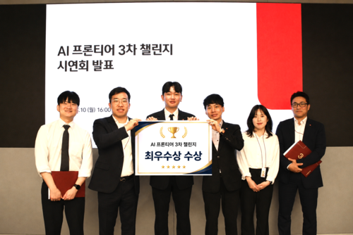 10일 웰컴금융타워에서 열린 'AI프론티어 3차 챌린지' 수상작 시연회에서 최우수상과 우수상을 수상한 직원들이 기념촬영을 하고 있다.(사진=웰컴금융그룹)