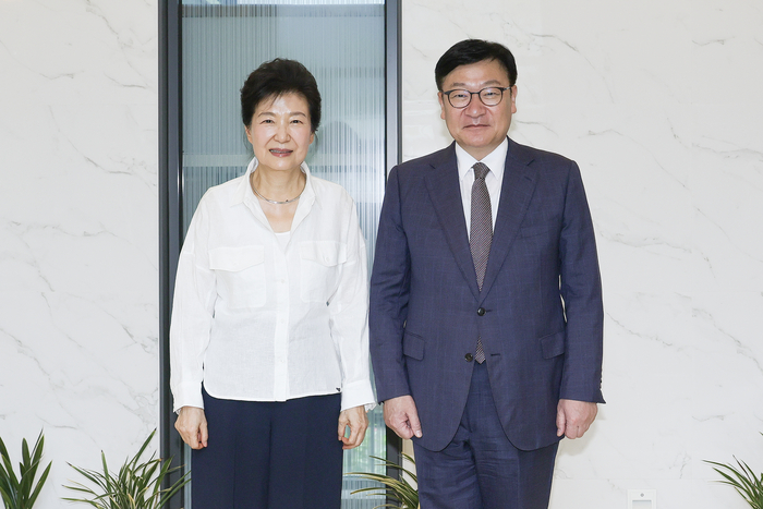 정점식 국민의힘 원내대표가 19일 취임 후 처음으로 박근혜 전 대통령을 예방해 기념촬영을 하고 있다. 사진=국민의힘 제공.