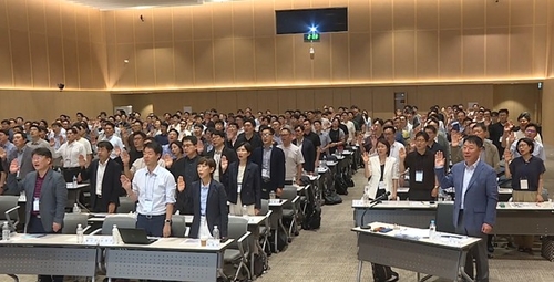 지난달 24일 현대해상 경영전략세미나에서 이석현 현대해상 대표(앞줄 오른쪽 첫 번째)를 포함한 전 임원과 부서장이 소비자보호헌장을 제창하고 있다.(사진=현대해상)