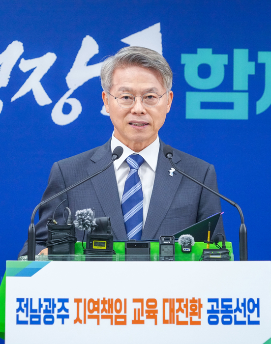 민형배 전남광주통합특별시장이 19일 오전 광주청사 브리핑실에서 김대중 교육감, 지역대학 총장 등과 '지역책임 교육혁신 공동선언' 기자회견을 하고 있다.