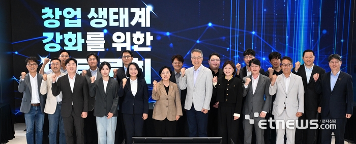 [포토] 창업 생태계 강화 대토론회 참석한 한성숙 총리