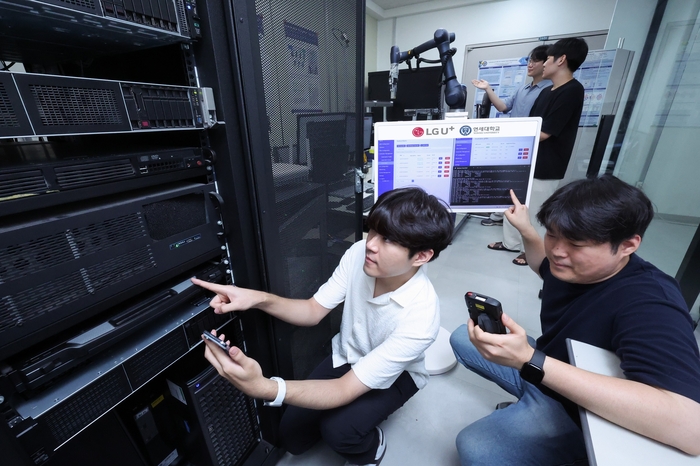 LG유플러스 직원과 연세대학교 연구진이 네트워크 전환 기술을 소개하는 모습.