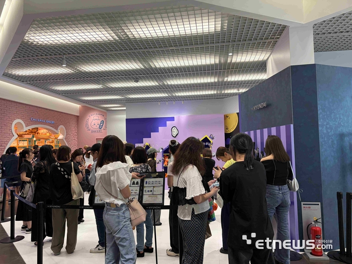 지난 7월 10일 문을 연 '더현대 오모테산도' 매장에 입점한 국내 브랜드 제품을 구매하기 위해 현지 소비자들이 줄을 서 있다. 코트라 제공