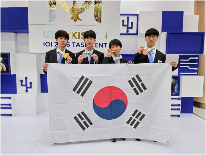 (왼쪽부터)왼쪽부터 정민찬(한국과학영재학교 3), 변재우(경기과학고 3), 양승민(선덕고 3), 손재원(서울과학고 2) 학생 등 제38회 국제정보올림피아드 한국대표단이 기념촬영했다.(사진=과학기술정보통신부)