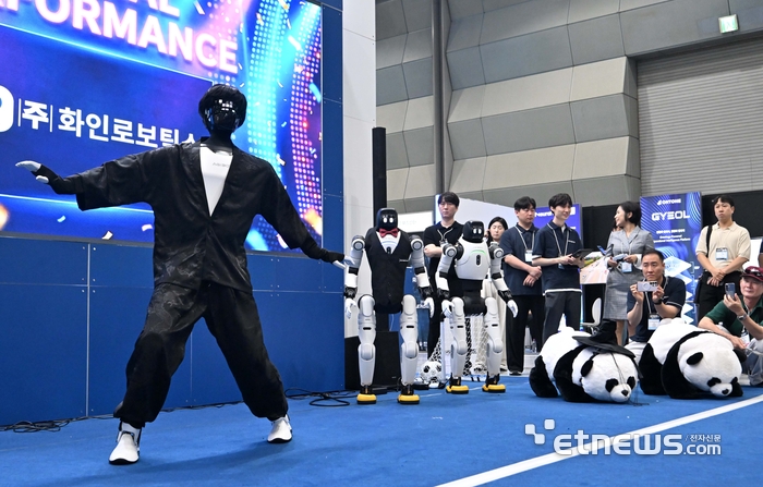 [포토] 휴머노이드 로봇의 댄스타임