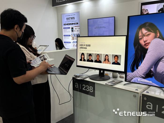 19일 프리뷰 인 서울(PIS) 2026에서 라온버드 관계자가 AI 룩북 서비스를 소개하고 있다.