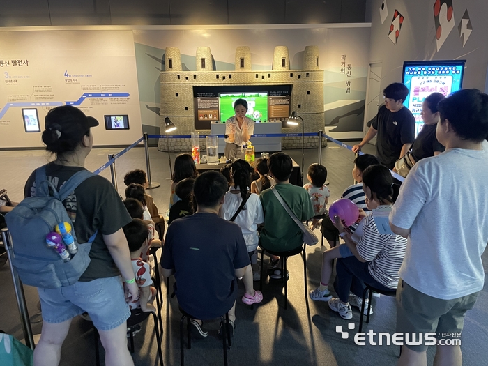 국립대구과학관 관람객이 플레이 랩을 체험하고 있다.