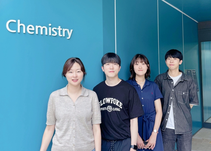 기술 개발 연구진. 사진 왼쪽부터 박선아 KAIST 교수, 포항공대의 박근찬 학생(공동1저자), 이규원 석사(공동1저자), 김강민 학생(제2저자).