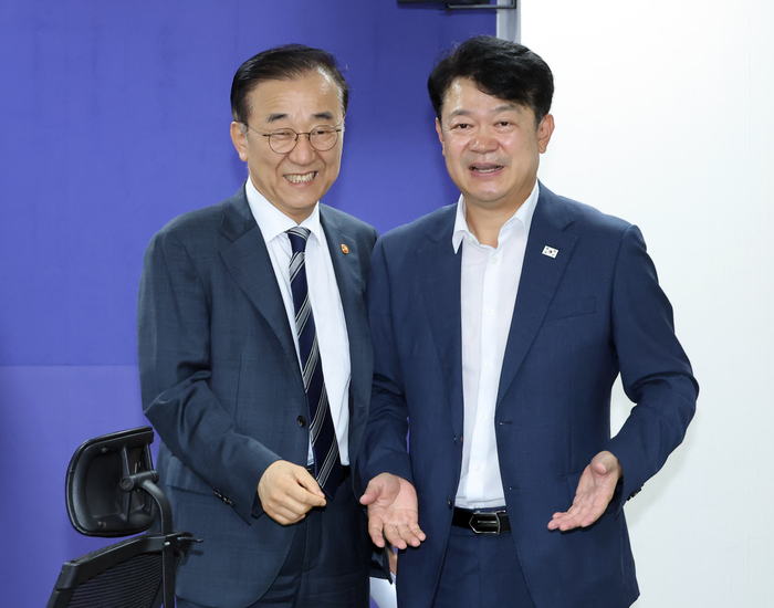 김윤덕 국토교통부 장관(왼쪽)이 19일 국회 의원회관에서 열린 국토교통위 당정협의회에서 복기왕 더불어민주당 간사와 얘기를 나누고 있다. 연합뉴스