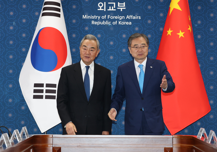 조현 외교부 장관과 왕이 중국공산당 중앙외사판공실 주임 겸 외교부장이 19일 서울 종로구 정부서울청사 외교부에서 열린 한중 외교장관 회담에서 악수하며 기념 촬영을 하고 있다. 2026.8.19 [공동취재]