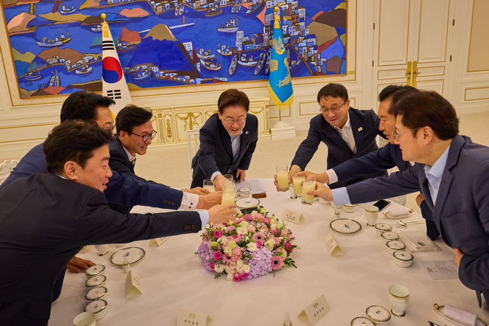 이재명 대통령이 19일 청와대에서 열린 더불어민주당 당대표·후보자 만찬 간담회에서 건배하고 있다.     왼쪽부터 강훈식 비서실장, 송영길 후보, 김민석 대표, 이재명 대통령, 한병도 원내대표, 정청래 후보, 홍익표 정무수석. 연합뉴스