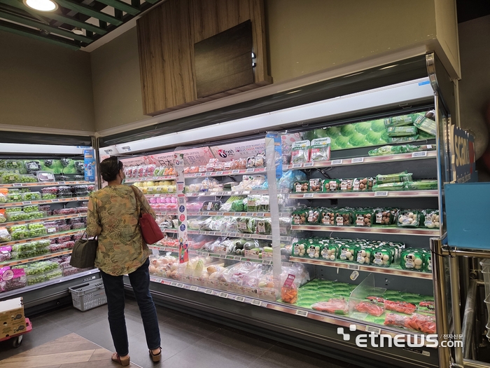 싱가포르 대형 유통업체 페어프라이스(FairPrice) 매장 내 '케이프레시 존(K-Fresh Zone)'에서 소비자가 한국산 신선 농산물을 살펴보고 있다. (사진=박효주 기자)