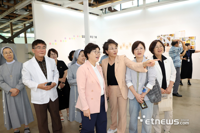 김미경 수원시의회 의장(앞줄 오른쪽 세 번째)이 19일 복합문화공간 111CM에서 열린 '제9회 다담사진전'에 참석해 박옥분 경기도의원과 전시 작품을 관람했다. 수원시의회 제공.