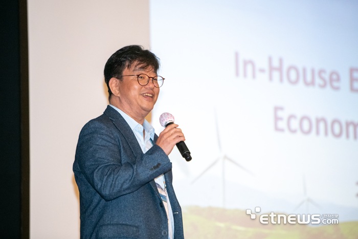 김준석 삼성전자 시스템LSI사업부 부사장이 전자파학회 기조강연에서 AI 시대 차세대 통신의 기술적 과제에 대해 발표하고 있다.