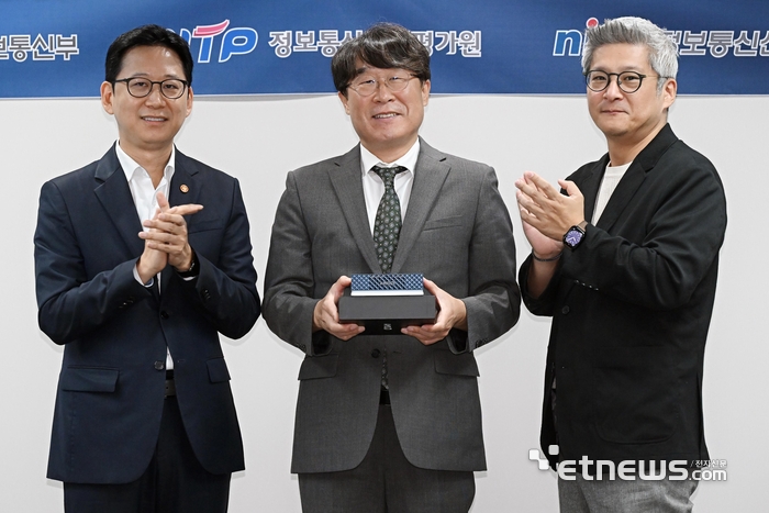 [포토] AMD, KAIST에 AI컴퓨터 'AI Halo' 기증