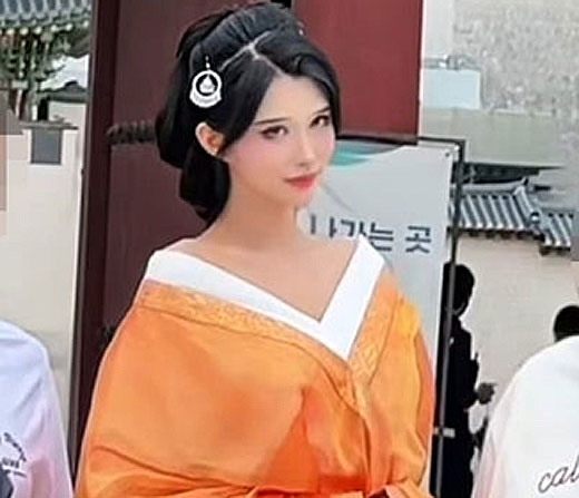 중국 전통의상 '한푸' 입고 경복궁서 콘텐츠 촬영하는 중국인들. 사진=서경덕 교수 SNS