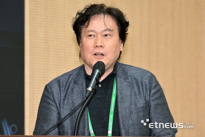 해동과학문화재단이 주최하고 한국마이크로전자패키징학회가 주관한 2026년 해동 패키징 기술 포럼이 20일 서울 강남구 과학기술컨벤션센터에서 열렸다. 서민석 캠텍코리아 전무가 '하이브리드 본딩 연구 트렌드'를 주제로 발표하고 있다. 김민수기자 mskim@etnews.com