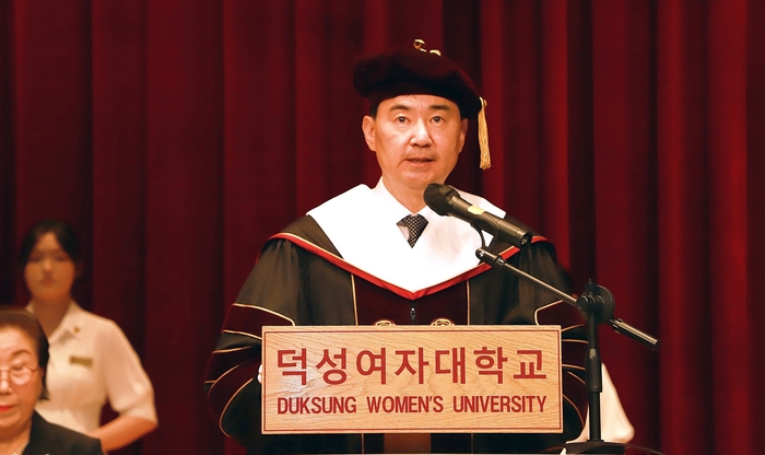 학위수여식에서 민재홍 총장이 축사를 전하고 있다.(사진=덕성여대)