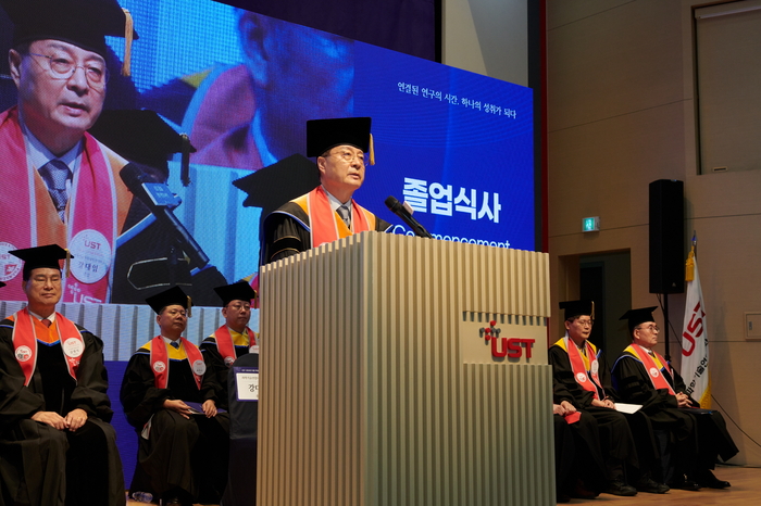 강대임 총장이 졸업식사를 전하고 있다.