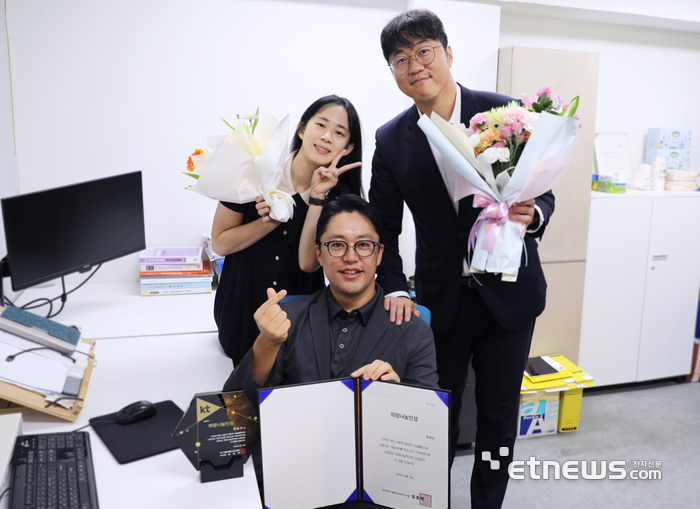 '드림스폰' 안성규 대표(가운데)와 '김지혜 장학금'을 만든 김지혜 간호사(왼쪽), '드림스폰'을 통해 장학 혜택을 받은 채홍윤 변호사(오른쪽)