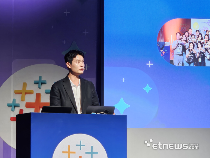 20일 '데이터팸 서울 2026'에서 김영균 세일즈포스 코리아 태블로 사업총괄이 발표를 하고 있다. 〈사진=강성전 기자〉