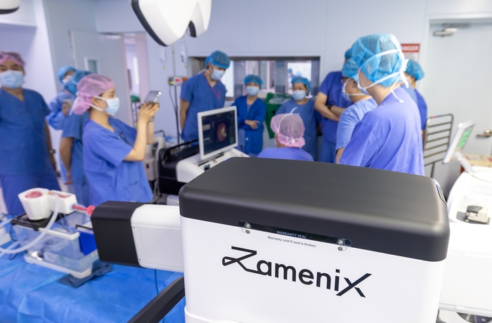 국립중앙의료원 비뇨의학과 의료진이 AI 기반 신장결석 수술로봇 자메닉스(Zamenix) 활용 교육을 하고 있다. (사진=국립중앙의료원)