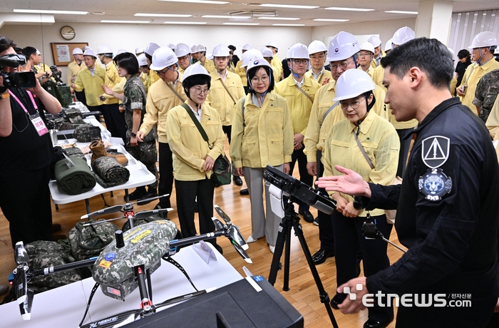 [포토] 드론 대응 장비 살펴보는 韓 총리