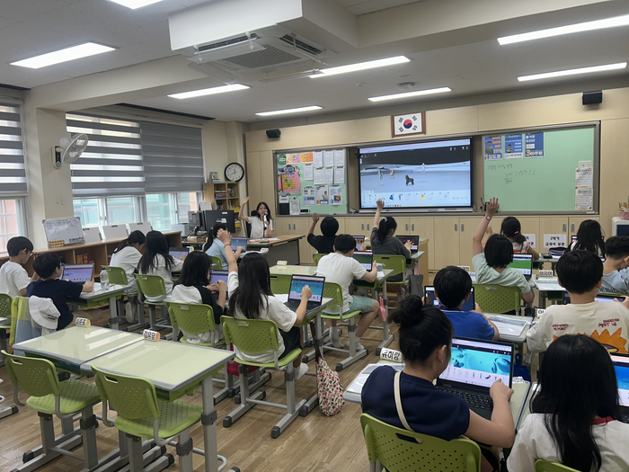숙명여자대학교 SW중심대학사업단이 서울염리초에서 '숙명 Dream Camp'를 진행했다.