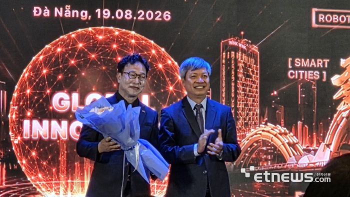 SURF 2026 - Da Nang Innovation Startup Festival 공식 개막식에서 최종태 대경ICT산업협회장이 다낭 인민위원회로부터 대구-다낭 비즈니스라운지 개소에 대한 감사 화환을 받았다.