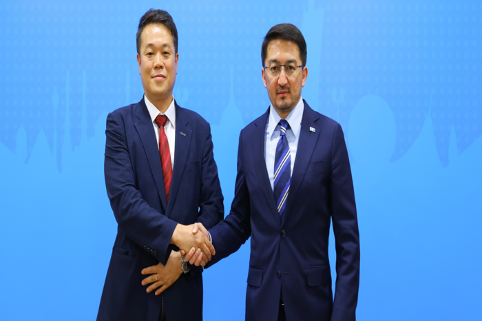 이성희 컨텍 대표(왼쪽)와 자슬란 마디예프 카자흐스탄 부총리가 18일 만나 장기적인 파트너십을 구축하기로 합의한 뒤 기념 촬영을 했다. (컨텍 제공)