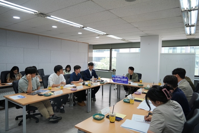 오창석 청년재단 이사장 주재로 자립준비청년과의 간담회가 진행되고 있다. 사진=청년재단