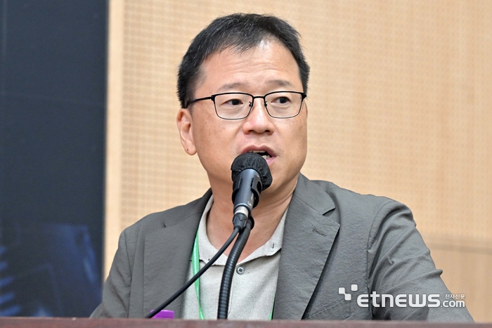 해동과학문화재단이 주최하고 한국마이크로전자패키징학회가 주관한 2026년 해동 패키징 기술 포럼이 20일 서울 강남구 과학기술컨벤션센터에서 열렸다. 김성동 서울과학기술대 교수가 'ECTC 2026 기술 동향'을 주제로 발표하고 있다. 김민수기자 mskim@etnews.com