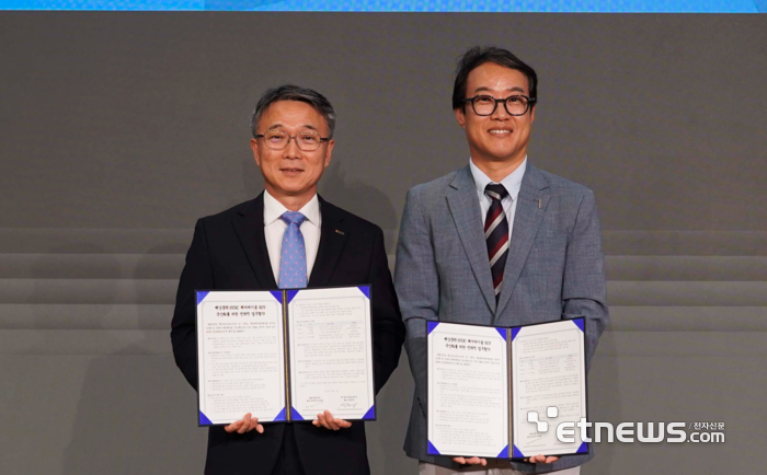 이춘원 대한전선 전무(왼쪽)와 민정탁 팬스타로보틱스 대표가 업무협약을 맺은 뒤 기념촬영하고 있다.