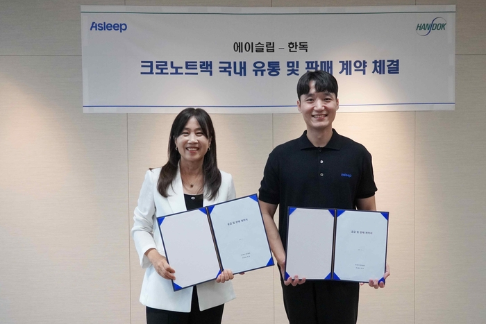 김미연 한독 사장(왼쪽)과 이동헌 에이슬립 대표가 20일 수면리듬 기록 디지털 의료기기 '크로노트랙'의 국내 유통·판매 계약을 맺었다. (사진=한독)