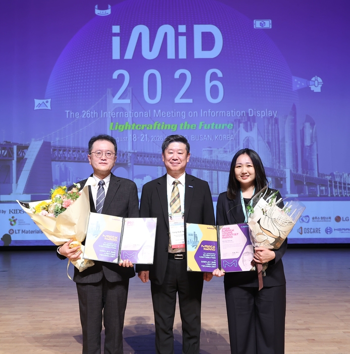19일 부산 벡스코에서 열린 IMID 2026에서 머크어워드 수상자들이 기념촬영하고 있다. 사진 왼쪽부터 김학린 경북대 교수, 윤용국 머크 옵트로닉스 한국 비즈니스 사업부장, 이수연 서울대 교수. 〈사진 머크 제공〉