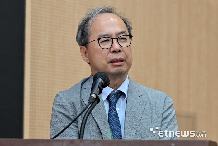 해동과학문화재단이 주최하고 한국마이크로전자패키징학회가 주관한 2026년 해동 패키징 기술 포럼이 20일 서울 강남구 과학기술컨벤션센터에서 열렸다. 김정호 한국과학기술원 교수가 'Agentic AI 시대의 Token Economics와 이를위한HBM-HBF-HBS 메모리계층구조의 혁신'을 주제로 초청강연을 하고 있다. 김민수기자 mskim@etnews.com