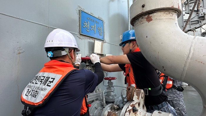 대한민국 해군 선원들이 급유를 위해 로딩암(Loading Arm)을 배에 연결하고 있다. SK이노베이션 제공