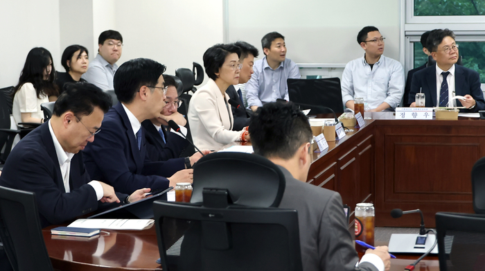 20일 국회 의원회관에서 열린 미래대응기금 비공개 당정협의에 김민재 행정안전부 차관, 최은옥 교육부 차관 등이 참석하고 있다. 연합뉴스