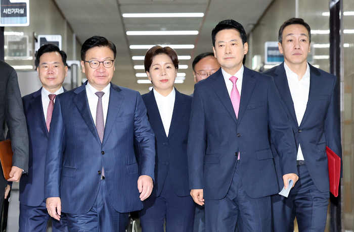 국민의힘 장동혁 대표와 정점식 원내대표 및 최고위원들이 20일 국회에서 열린 최고위원회의에 입장하고 있다. 2026.8.20 연합뉴스